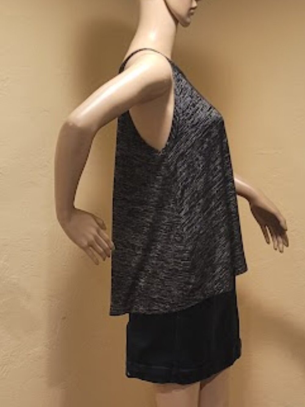 Sleeveless Loose-Fit Flowy Women's Top with Elephants - Picture 4 of 9